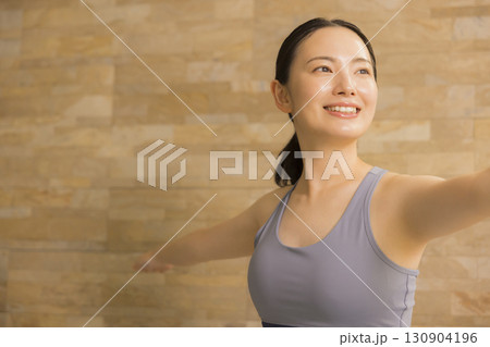 ホットヨガをする女性 ホットヨガをする女性 130904196