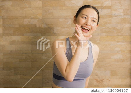 ホットヨガをする女性　　　　 130904197