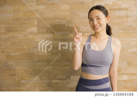 ホットヨガをする女性　　　　 130904198