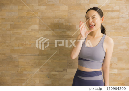 ホットヨガをする女性 ホットヨガをする女性 130904200