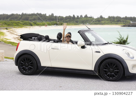 ドライブするかわいい女性 130904227