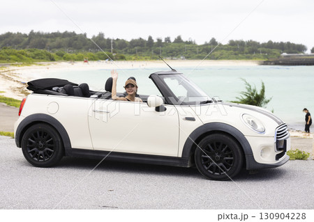 ドライブするかわいい女性 130904228