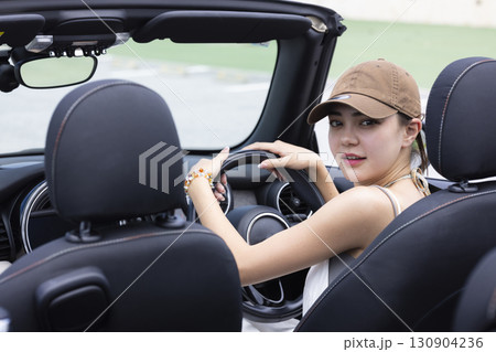 ドライブするかわいい女性 ドライブするかわいい女性 130904236