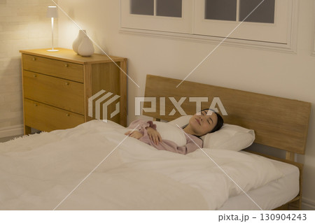ベッドで眠る女性 ベッドで眠る女性 130904243
