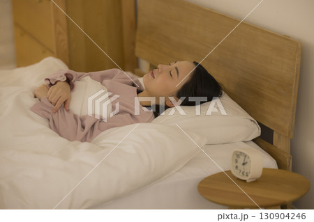 ベッドで眠る女性 ベッドで眠る女性 130904246