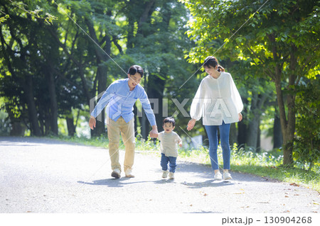 公園のファミリー　 130904268