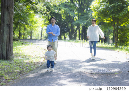 公園のファミリー　 130904269