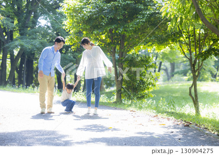 公園のファミリー 公園のファミリー 130904275
