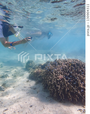 海を楽しむ水着の女性 130904311