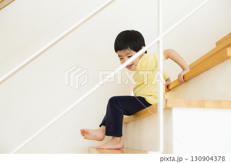 階段を上る子供 130904378