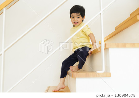 階段を上る子供 130904379