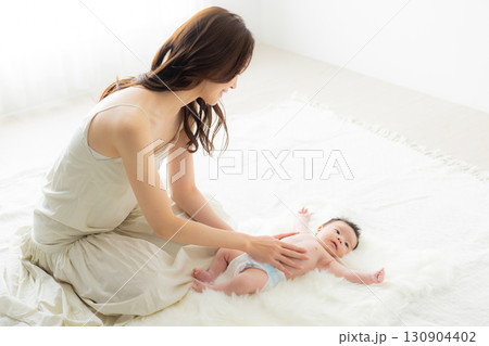 赤ちゃんとお母さん 赤ちゃんとお母さん 130904402