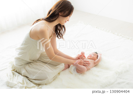 赤ちゃんとお母さん  130904404