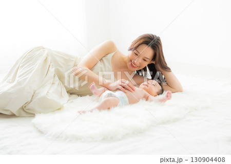 赤ちゃんとお母さん  130904408