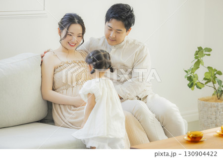 リビングのファミリー 130904422