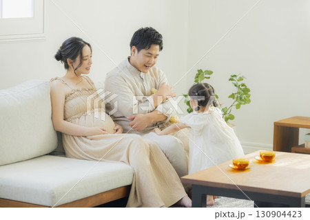 リビングのファミリー リビングのファミリー 130904423