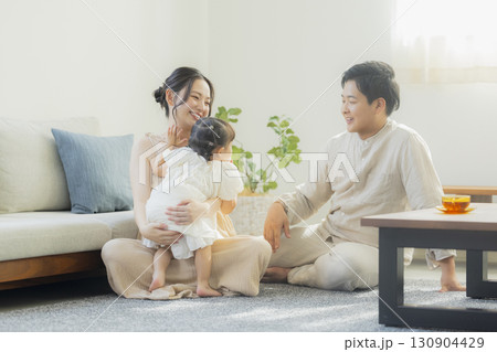 リビングのファミリー  130904429