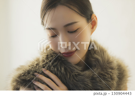 ファーを纏う女性　  130904443