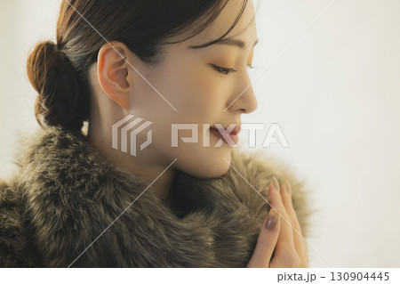 ファーを纏う女性 ファーを纏う女性 130904445