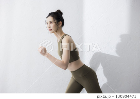 トレーニングウェアでストレッチをする女性 トレーニングウェアでストレッチをする女性 130904473
