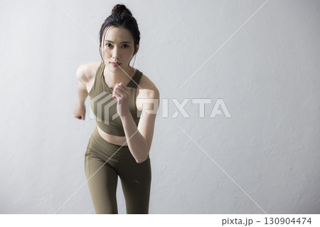 トレーニングウェアでストレッチをする女性 トレーニングウェアでストレッチをする女性 130904474