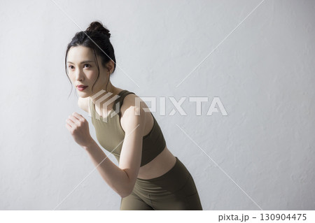 トレーニングウェアでストレッチをする女性 トレーニングウェアでストレッチをする女性 130904475