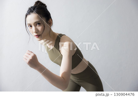 トレーニングウェアでストレッチをする女性 トレーニングウェアでストレッチをする女性 130904476