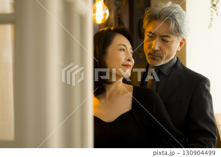 デートするミドルシニア夫婦イメージ デートするミドルシニア夫婦イメージ 130904499