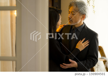 デートするミドルシニア夫婦イメージ デートするミドルシニア夫婦イメージ 130904501