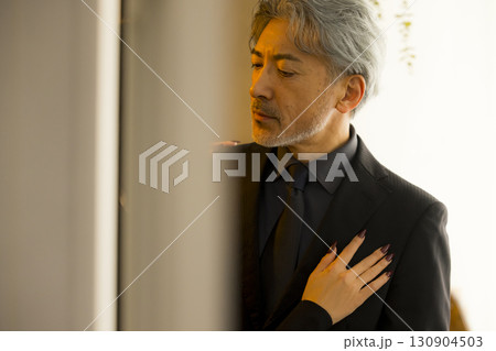 デートするミドルシニア夫婦イメージ　　 130904503