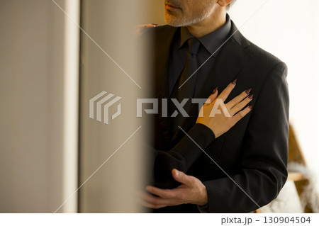 デートするミドルシニア夫婦イメージ　　 130904504