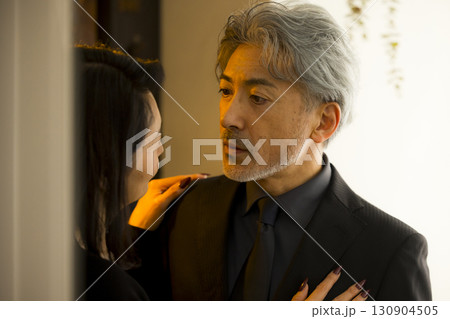 デートするミドルシニア夫婦イメージ   デートするミドルシニア夫婦イメージ   130904505