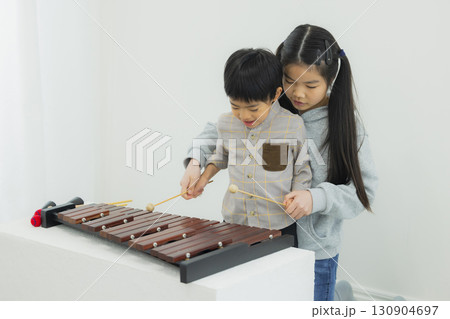 木琴で遊ぶ子供 130904697