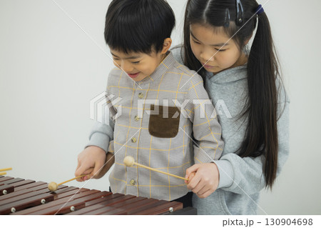 木琴で遊ぶ子供 130904698