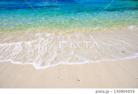 穏やかな波が寄せる白い砂浜 130904859