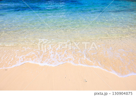穏やかな波が寄せる白い砂浜 130904875
