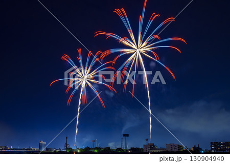 色とりどりの花火が夜空を彩る花火大会の夜景 色とりどりの花火が夜空を彩る花火大会の夜景 130904940