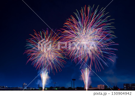 色とりどりの花火が夜空を彩る花火大会の夜景 色とりどりの花火が夜空を彩る花火大会の夜景 130904942