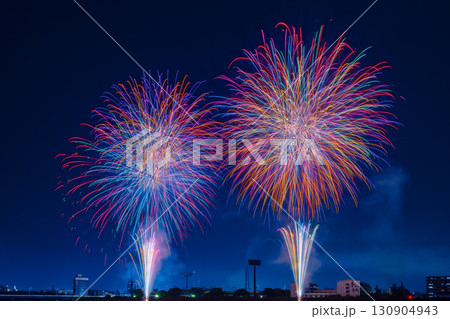 色とりどりの花火が夜空を彩る花火大会の夜景 130904943