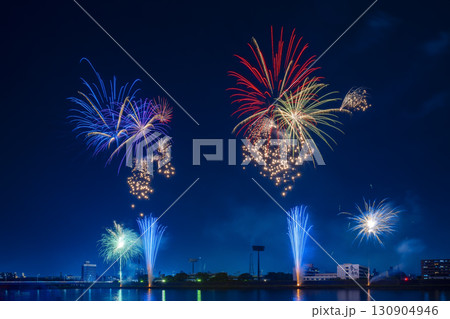 色とりどりの花火が夜空を彩る花火大会の夜景 130904946