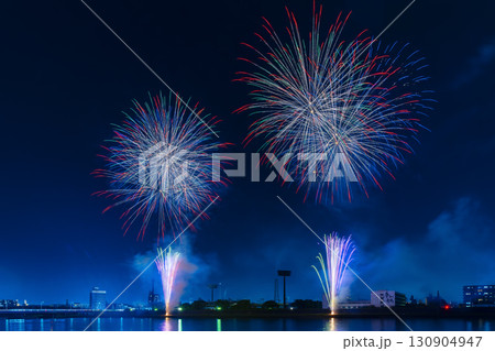 色とりどりの花火が夜空を彩る花火大会の夜景 130904947