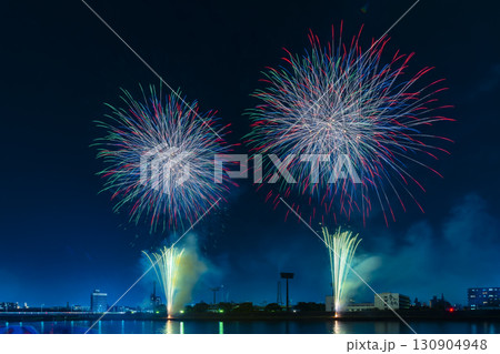 色とりどりの花火が夜空を彩る花火大会の夜景 130904948