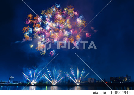 色とりどりの花火が夜空を彩る花火大会の夜景 色とりどりの花火が夜空を彩る花火大会の夜景 130904949