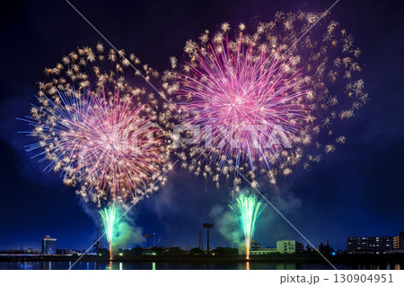 色とりどりの花火が夜空を彩る花火大会の夜景 色とりどりの花火が夜空を彩る花火大会の夜景 130904951