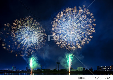 色とりどりの花火が夜空を彩る花火大会の夜景 色とりどりの花火が夜空を彩る花火大会の夜景 130904952
