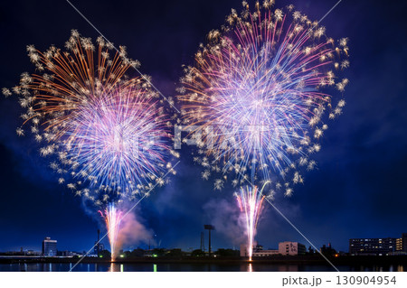 色とりどりの花火が夜空を彩る花火大会の夜景 130904954