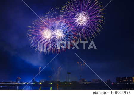 色とりどりの花火が夜空を彩る花火大会の夜景 130904958