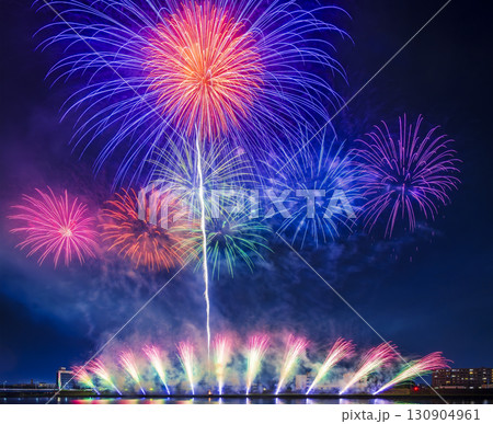 色とりどりの花火が夜空を彩る花火大会の夜景 130904961