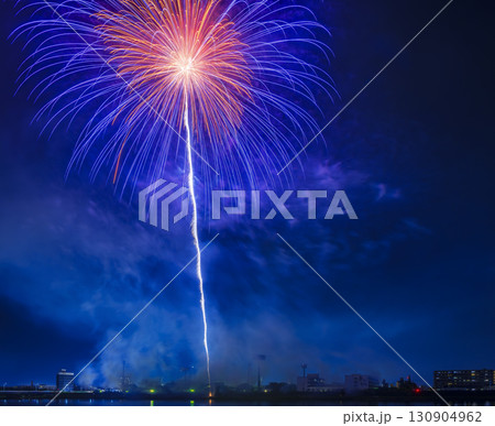 色とりどりの花火が夜空を彩る花火大会の夜景 130904962