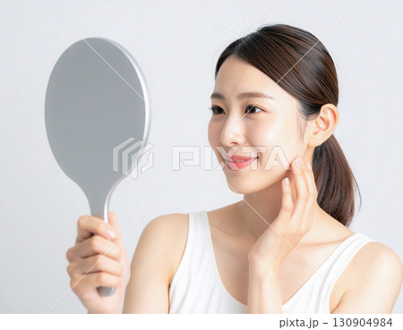 お肌を気にしている女性 お肌を気にしている女性 130904984